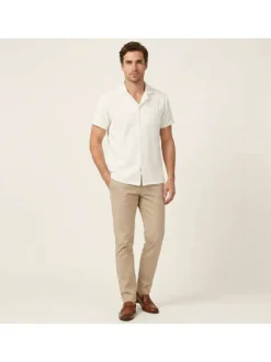 Chemise blanche unie pourvue d'une coupe droite et d'un col cubain