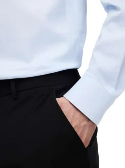 Chemise bleue ciel unie à coupe slim fit avec des manches longues boutonnées