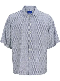 Chemise bleue imprimée avec une coupe droite et une fermeture boutonnée