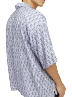 Chemise bleue imprimée avec une coupe droite et une fermeture boutonnée