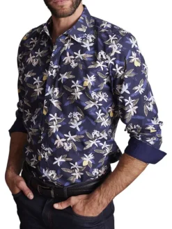 Chemise bleue marine à fleurs blanches avec une coupe regular fit