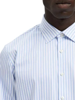 Chemise bleue à rayures avec un col boutonné et des manches longues