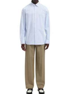 Chemise bleue à rayures avec un col boutonné et des manches longues