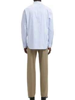 Chemise bleue à rayures avec un col boutonné et des manches longues