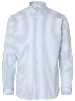 Chemise bleue à rayures avec un col boutonné et des manches longues