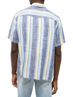 Chemise bleue à rayures pourvue de manches courtes et d'une coupe droite