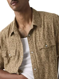 Chemise camel floral avec une coupe droite et des manches courtes