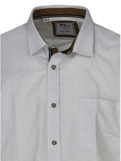 Chemise écrue en coton mélangé avec une coupe droite et un col à revers