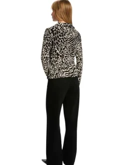 Chemise écrue et noire ornée de motifs animalier et pourvue d'un col à rabats