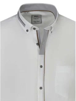 Chemise écrue unie avec une coupe droite et un col américain