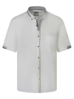 Chemise écrue unie avec une coupe droite et un col américain