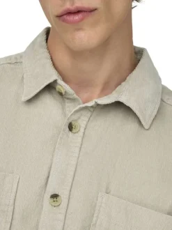 Chemise écrue unie en coton avec une coupe droite et un col à revers