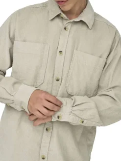 Chemise écrue unie en coton avec une coupe droite et un col à revers