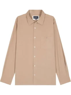 Chemise en coton beige avec un col à rabats et des manches longues