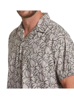 Chemise en coton beige coupe droite à col cubain avec imprimé feuilles