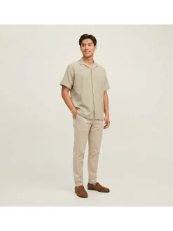 Chemise en coton beige à coupe droite pourvue d'un col cubain