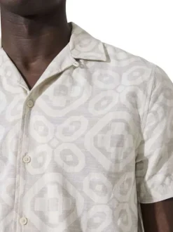 Chemise en coton beige à motifs abstraits imprimés avec une coupe droite