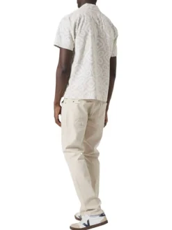 Chemise en coton beige à motifs abstraits imprimés avec une coupe droite
