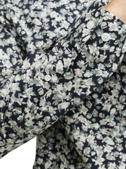 Chemise en coton beige à motifs liberty avec une coupe droite et col français