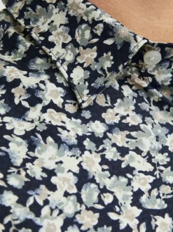 Chemise en coton beige à motifs liberty avec une coupe droite et col français