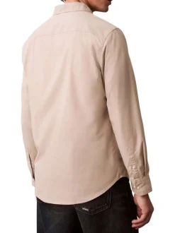 Chemise en coton beige unie avec une coupe droite et un col à revers