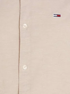 Chemise en coton biologique beige unie avec une coupe slim et un col français