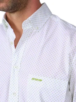 Chemise en coton biologique blanche à pois avec une coupe droite