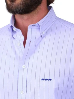 Chemise en coton biologique bleu ciel à rayures avec une coupe droite