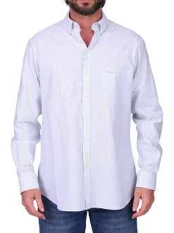 Chemise en coton biologique bleu ciel à rayures et avec une coupe droite
