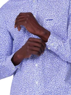 Chemise en coton biologique bleue à motifs floraux avec une coupe droite