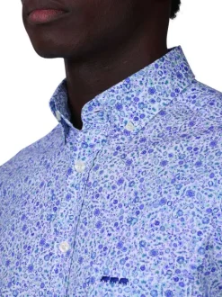 Chemise en coton biologique bleu fantaisie avec une coupe droite