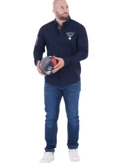 Chemise en coton biologique marine unie à coupe ajustée avec un col boutonné