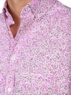 Chemise en coton biologique rose à motifs avec une coupe droite