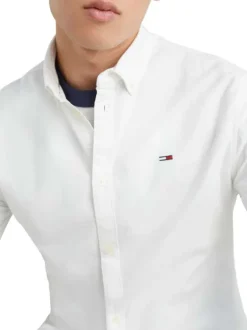 Chemise en coton blanc avec une coupe droite et un col français