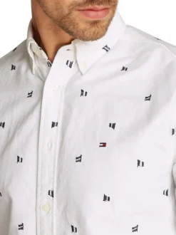 Chemise en coton blanche brodée à coupe droite et col américain