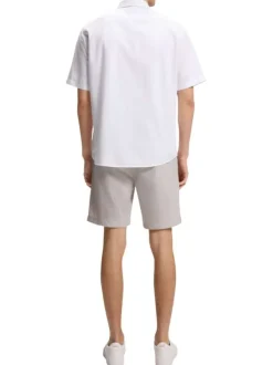 Chemise en coton blanche à coupe droite pourvue d'un col à revers