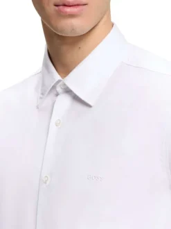 Chemise en coton blanche à coupe droite pourvue d'un col à revers