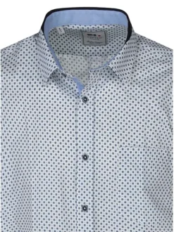 Chemise en coton blanche et bleue à motifs avec une coupe droite