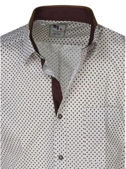 Chemise en coton blanche et marron à motifs avec une coupe droite