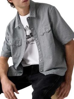 Chemise en coton blanche et noire unie avec une coupe droite et un col à revers