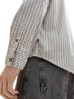 Chemise en coton blanche imprimée avec une coupe droite et un col français