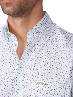 Chemise en coton blanche à motifs avec une coupe droite et un col à revers
