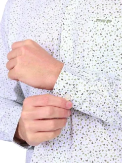 Chemise en coton blanche à motifs avec une coupe droite et un col à revers
