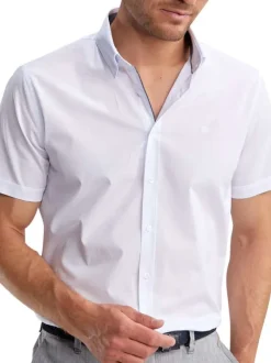 Chemise en coton blanche pourvue d'un col français et d'une coupe droite