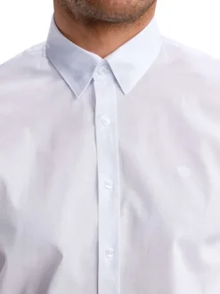 Chemise en coton blanche pourvue d'un col français et d'une coupe droite