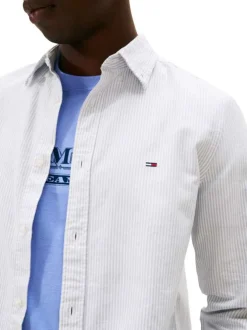 Chemise en coton blanche à rayures avec une coupe droite et col à revers