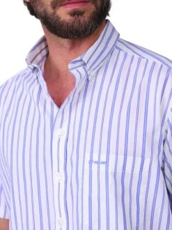 Chemise en coton blanche à rayures avec une coupe droite et un col boutonné