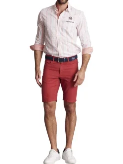 Chemise en coton blanche à rayures rouges et bleues avec une coupe regular fit