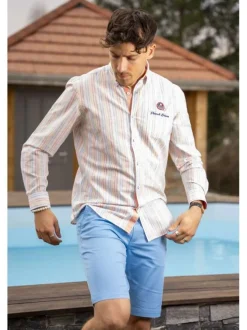 Chemise en coton blanche à rayures rouges et bleues avec une coupe regular fit