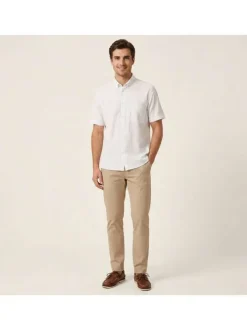 Chemise en coton blanche unie avec une coupe droite et un col américain